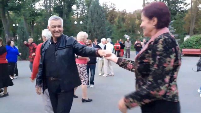 ТЫ НЕ ЖАЛЕЙ О ТОМ, ЧТО БЫЛО, НЕ ГРУСТИ! СЧАСТЛИВЫЕ МОМЕНТЫ ИЗ ПАРКА ГОРЬКОГО ХАРЬКОВ ТАНЦЫ смотреть онлайн