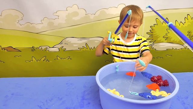 Играем с Даником в рыбалку Баттат. Весёлое видео для детей с игрушками Battat смотреть онлайн