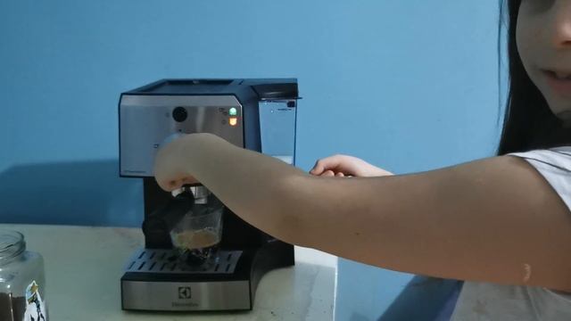 Alara espresso cappuccino yapmayı öğreniyor. Electrolux kahve makinesi смотреть онлайн