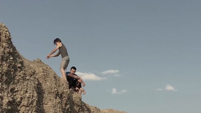 ЧЕЧЕНСКИЕ ПАРНИ ДЕЛАЮТ НЕВЕРОЯТНЫЕ САЛЬТО В ВОДУ смотреть онлайн