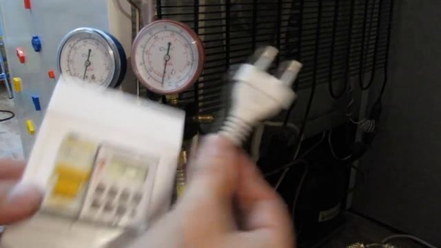 Ремонт холодильника Атлант - день 4, удаляем воду смотреть онлайн