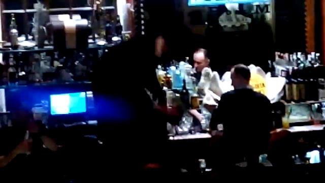 Бармены бухнули и устроили шоу в клубе в Будапеште смотреть онлайн