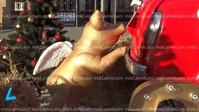 Новогодний автомобиль и поросята ангелочки у Московского зоопарка смотреть онлайн