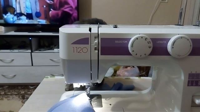 Кошка швея—помощница)))Приколы с котами. Смешные котики. смотреть онлайн