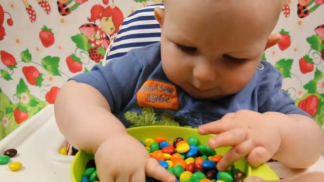 Малыш играет и разбрасывает M&M's Эмэндэмс. Kid plays and scatter M&M's смотреть онлайн
