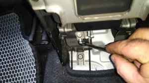 Как подтянуть ручной тормоз на Хёндэ Солярис и Киа Рио.