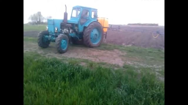 Трактор Т-40 с польским навесным опрыскивателем смотреть онлайн