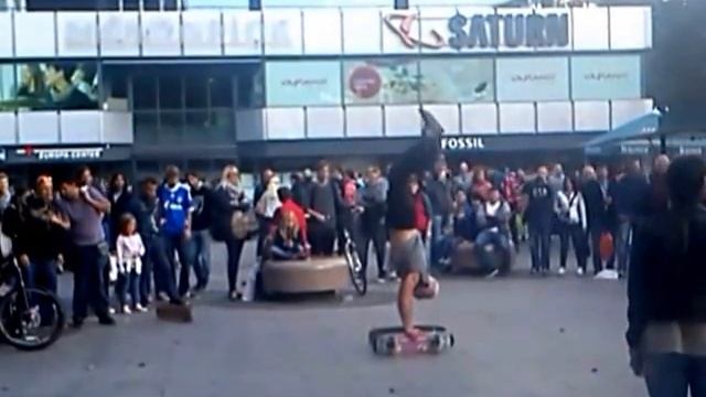 Выступление уличного артиста в Берлине,район ул. Курфюрстендамм. 10 сентября 2014 г. смотреть онлайн