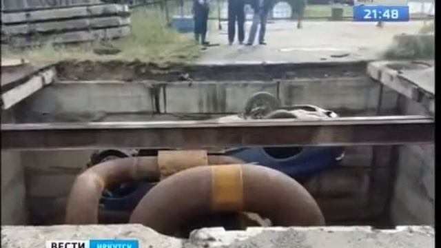 Автомобиль рухнул в камеру тепловых сетей в Саянске смотреть онлайн