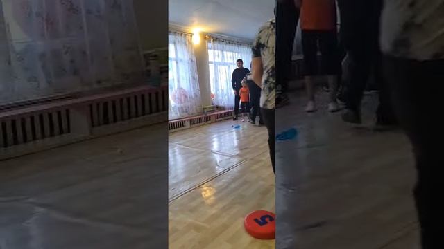 "Сильные, ловкие, смелые!" (соревнование дедов, отцов, братьев в честь 23 февраля) смотреть онлайн