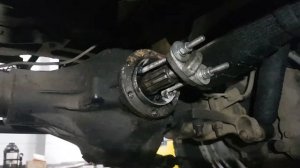 Выпресовка обоймы подшипника хвостовика переднего колхозного моста уаз.