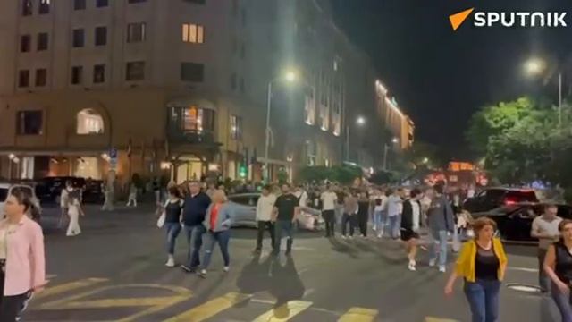 Участники митинга направились в разные стороны от площади Республики. смотреть онлайн