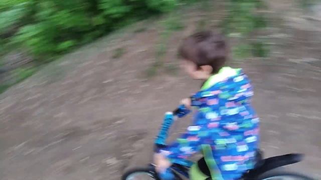 Ребенок катается на велосипеде Formula Sport смотреть онлайн