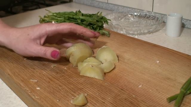 ТЕПЛЫЙ САЛАТ ПО-ДЕРЕВЕНСКИ !!!(с чесночно - горчичным соусом) смотреть онлайн