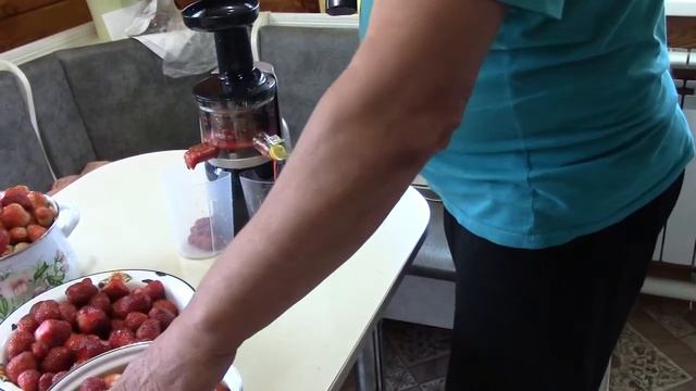 Сок из земляники садовой шнековой соковыжималкой. смотреть онлайн