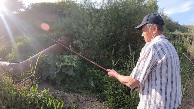 Как я живу на даче, идем на рыбалку с дедушкой смотреть онлайн