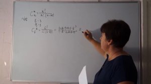 38.В ящике лежат 3 черных и 3 белых шара.Из ящика наугад достают 2 шара.