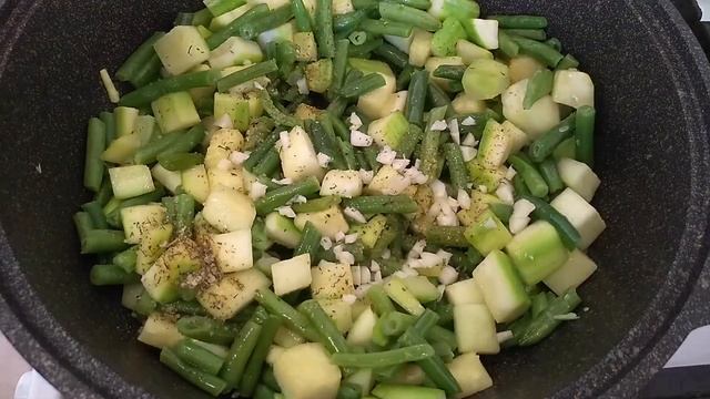 ВКУСНЕЙШАЯ ЗАКУСКА-ГАРНИР ИЗ КАБАЧКОВ И СТРУЧКОВОЙ ФАСОЛИ.Что бы приготовить на обед Вкусно и Быстр смотреть онлайн
