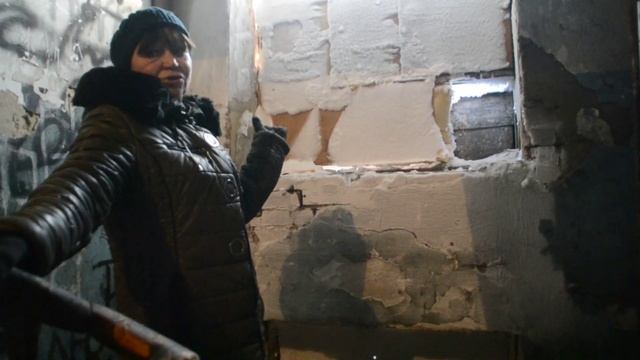 Каждый день выметает снег из подъезда общежития техничка в Бердске смотреть онлайн