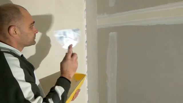 Техніка шпаклювання шпателем або кельмою.