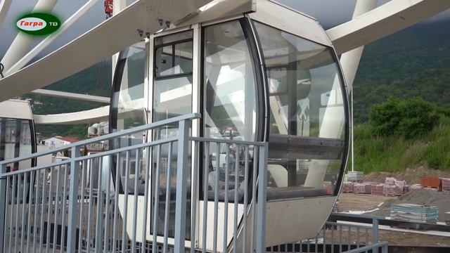 На набережной города Гагра сконструировано Колесо обозрения смотреть онлайн