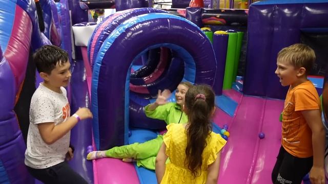 Алиса Шоу - Алиса играет в надувном парке развлечений Air Park смотреть онлайн