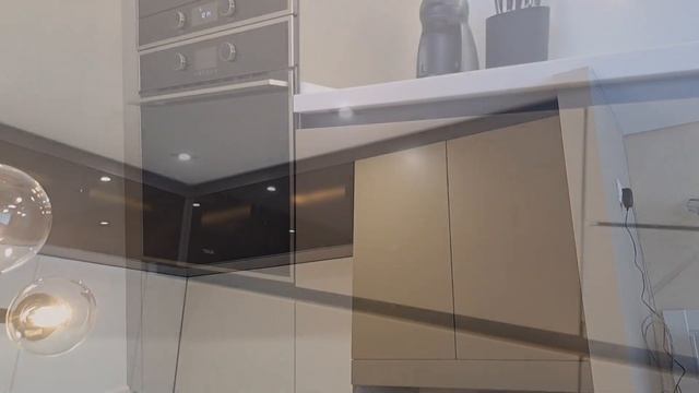 Угловая современная кухня до потолка с антресолями | Подробный обзор от Аната Кухни смотреть онлайн