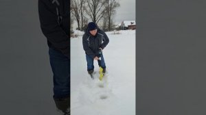 Шуруповерт Макита с буром в работе