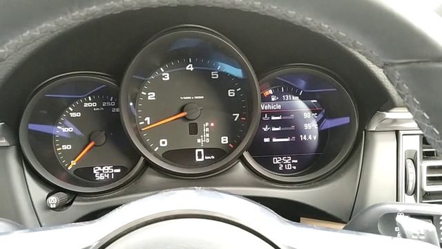 Porsche Macan - Locking Air suspension before lifting up - Jacking mode смотреть онлайн