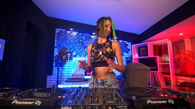 Miss Monique - MiMo Weekly Podcast 031 [Progressive House/ Melodic Techno DJ Mix] смотреть онлайн