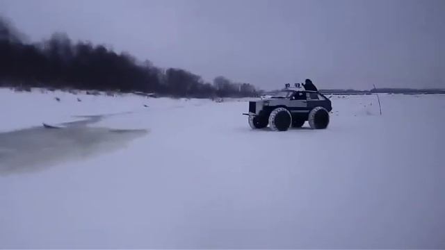 По тонкому льду на скорости через Иртыш. Не повторять, если у вас нет такого вездехода. смотреть онлайн