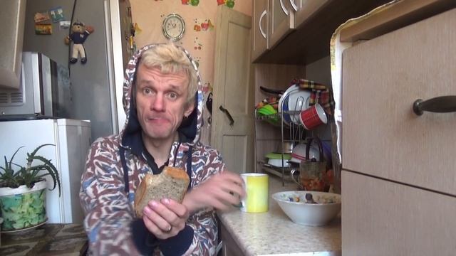 треш обжор мукбанг уха с минтая хлеб кифир и клубниный сырок