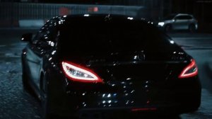 летит новый мерседес CLS 63 AMG