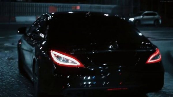 летит новый мерседес CLS 63 AMG