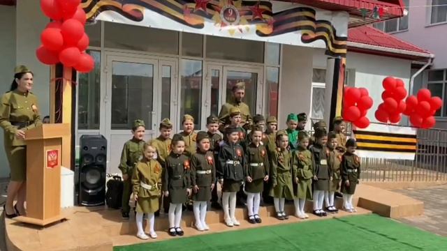 Кямал Узденов и подготовительная группа "Лапушки" поют песню" День Победы" на карачаевском языке смотреть онлайн