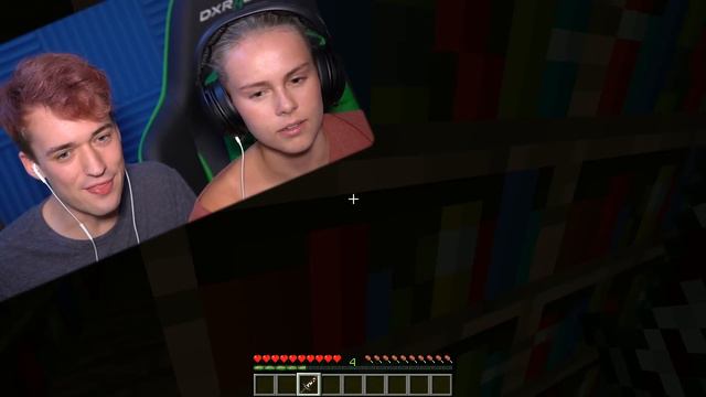 Minecraft: MY GIRLFRIEND IS BRAVER THAN ME.. LOL!! - Dyemona Horror Map!! смотреть онлайн