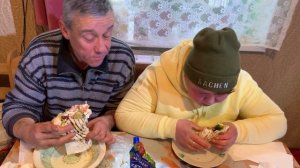 ШАУРМА ГАМБУРГЕР РОЛТОН КТО БЫСТРЕЕ СЪЕСТ | ПОЕДАНИЕ МНОГО ЕДЫ | КУШАЮ ЧЕЛЛЕНДЖ