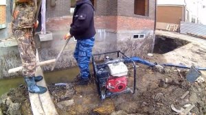 Работа бензиновой мотопомпы Koshin KTH-80X для грязной воды