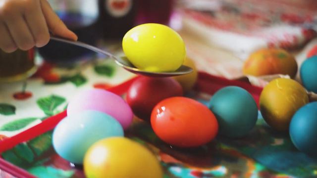 Cамоизоляция 2020 весело. Как весело подготовиться к пасхе с ребенком (Красим яйца на пасху) смотреть онлайн