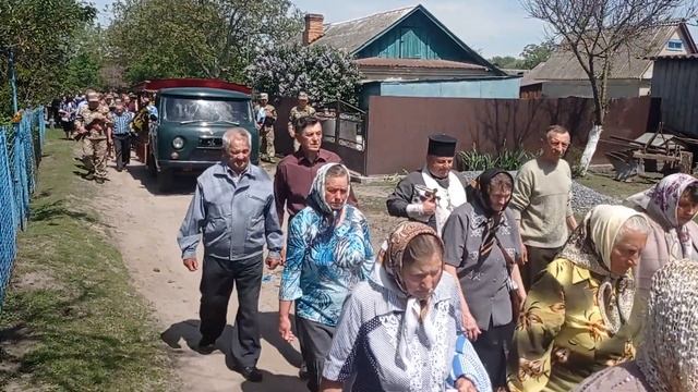 Похорон Юрія Гілянчука в Мощаниці. Дорога до церкви смотреть онлайн