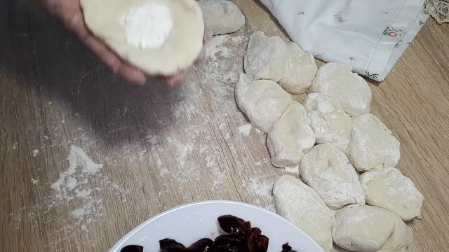 АХ ЭТИ ВАРЕНИКИ???? С ВИШНЯМИ/ НИКАКИХ ЯИЦ И МАСЛА/ смотреть онлайн