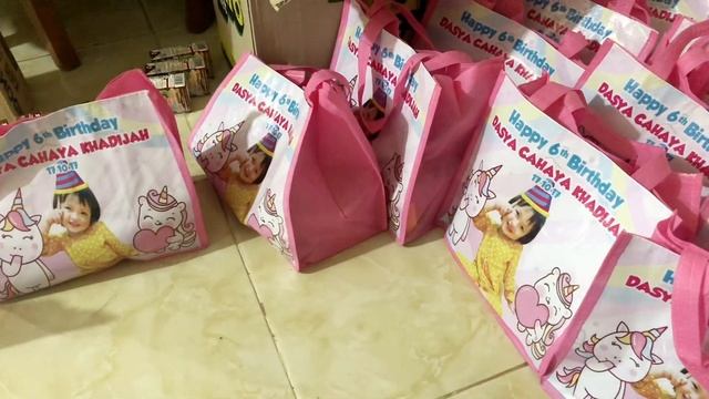 My Daily || Unboxing paketan tas Ulgthn serta kasi bingkisan dan bc doa utk Dd Dasya смотреть онлайн