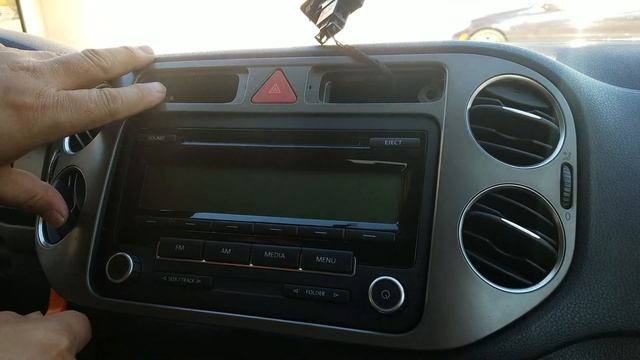 How to Remove Radio / CD Player from VW Tiguan 2011 for Repair. смотреть онлайн
