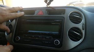 How to Remove Radio / CD Player from VW Tiguan 2011 for Repair.