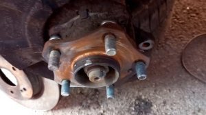 Замена шпилек на передних колесах Suzuki Grand Vitara 2011г