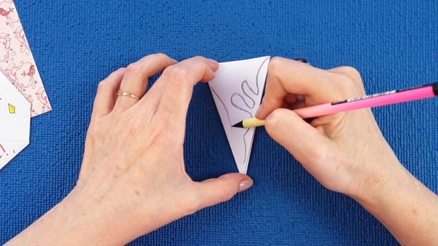 Как нарисовать и вырезать снежинку из бумаги. Новогодние поделки. смотреть онлайн