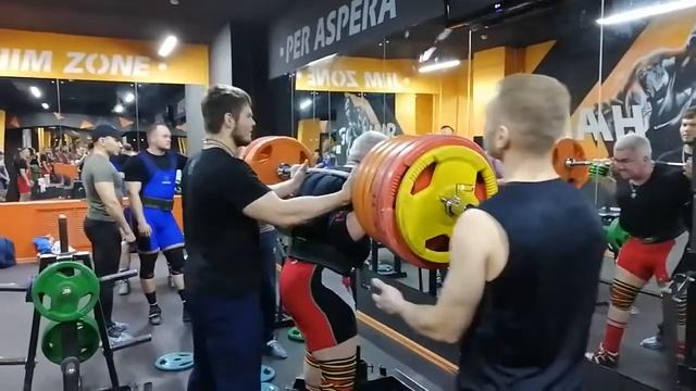 Епифанцев Сергей Разминка Присед 300,0 смотреть онлайн