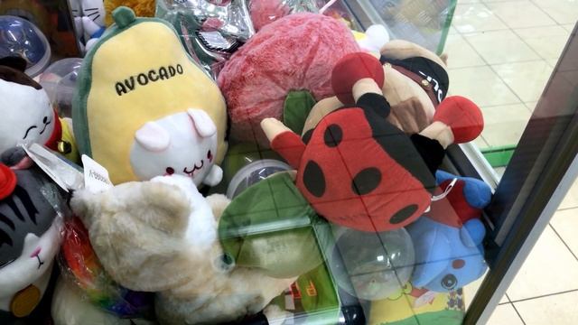 ДОСТАЮ МНОГО КРУТЫХ ИГРУШЕК ИЗ АППАРАТА ХВАТАЙКА! Интересная загрузка в автомате с игрушками! смотреть онлайн