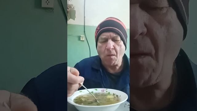 Ем утиный суп на работе