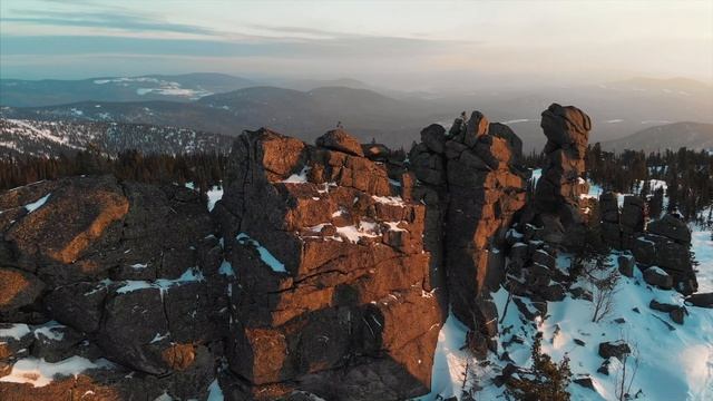 Закат на вершинах Шерегеша. Поклонный крест. Скалы верблюды. Съемка с дрона. 4K смотреть онлайн